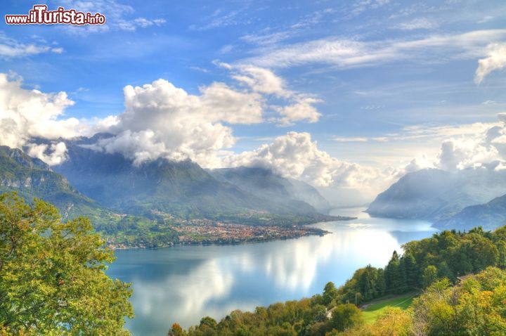 Immagine Nuvole sul lago di Como, Lombardia - Sfumature quasi autunnali e nuvole dalle forme bizzarre per questa suggestiva immagine scattata dall'alto del lago di Como © Matteo photos / Shutterstock.com