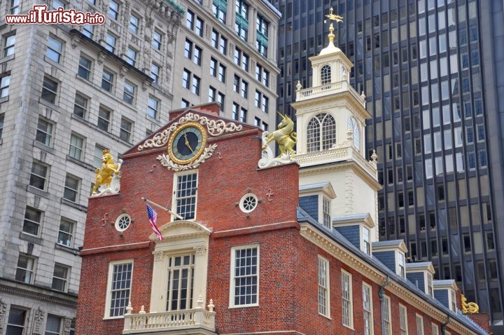 Immagine La Old State House di Boston, ex sede del governo del Massachusetts, oggi ospita un museo storico che fa parte dell'itinerario Freedom Trail, aperto tutto l'anno tutta la settimana tranne rare eccezioni - © jiawangkun / Shutterstock.com