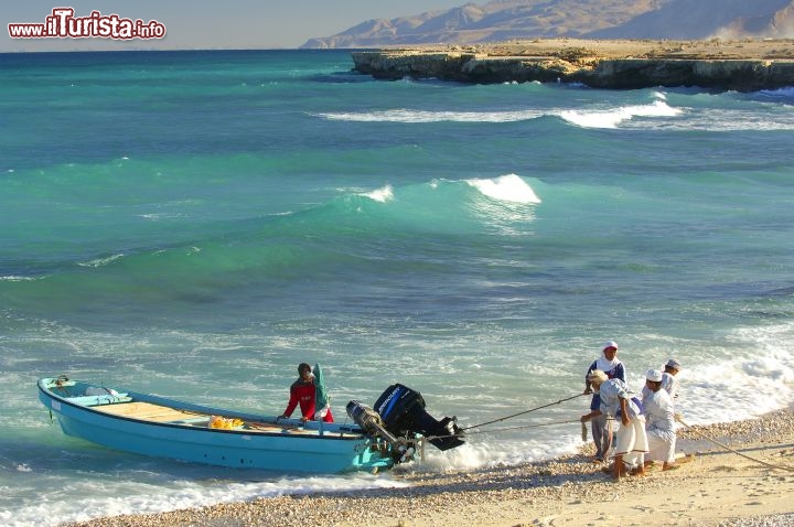 Immagine In Oman abbondano le spiagge, talune enormi che si estendono solitorie per chilometri e chilometri - Copyright Ufficio del Turismo del Sultanato dell'Oman