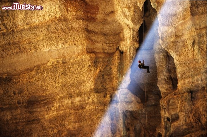 Immagine Majlis al Jinn è una tra le nove grotte più ampie del mondo e si trova a 1380 metri di altitudine sul Selma Plateau in Oman - Copyright Ufficio del Turismo del Sultanato dell'Oman