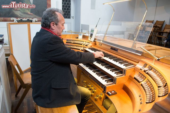 Immagine Un organista prova il grande organo della chiesa parrocchiale di San Martino a Biberach in Germania