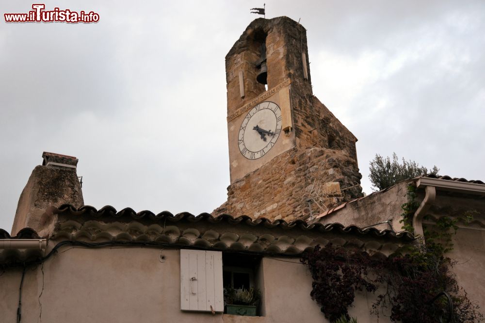 Immagine L'orologio di Lourmarin (Francia) fu installato nel XVII secolo sul campanile detto "Castellas".
