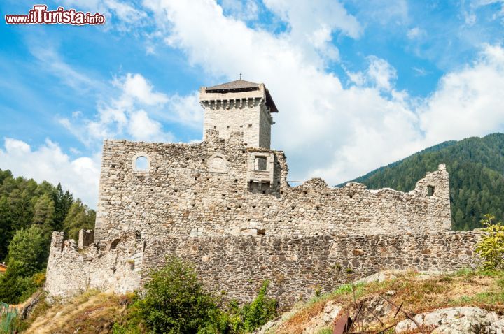 Immagine Ossana, Trentino: il Castello di San Michele  - © Rigamondis / Shutterstock.com