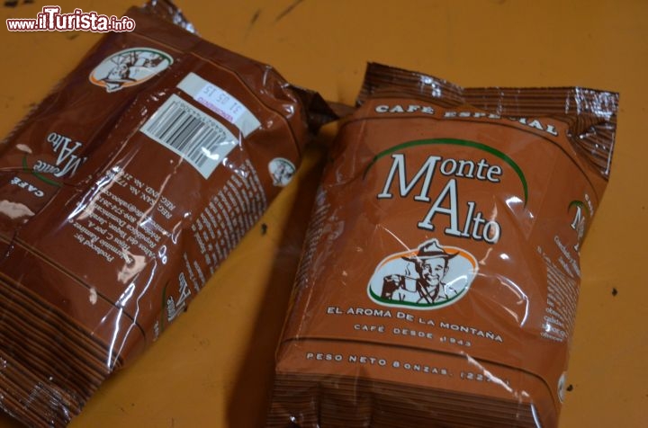 Immagine I pacchi di caffè Monte Alto prodotti dalla fabbrica della famiglia Ramirez a Jarabacoa destinati al mercato interno e alla esportazione