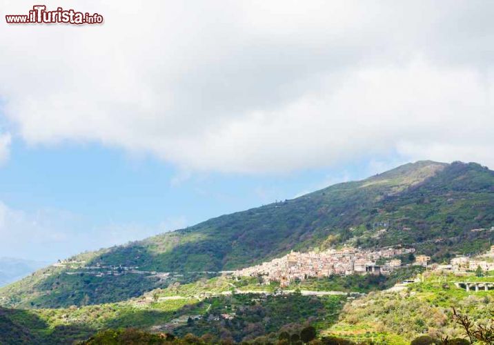 Immagine Paesaggi di montagna intorno al borgo di Savoca (Messina) - © vvoe / Shutterstock.com