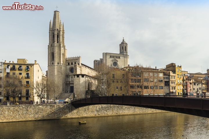 Immagine Il Pont de Sant Feliu a Girona attraversa il fiume Onyar proprio in corrispondenza della chiesa di Sant Feliu (o San Félix) - foto © Kiev.Victor / Shutterstock.com