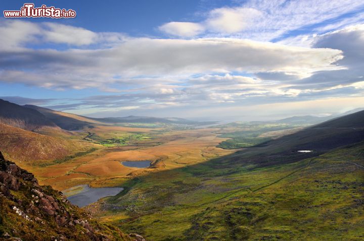 Immagine Paesaggio montuoso della penisola di Dingle, Irlanda. Una bella veduta soleggiata di questa penisola situata nel Kerry, nel sud-ovest della Repubblica d'Irlanda - © Jan Miko / Shutterstock.com