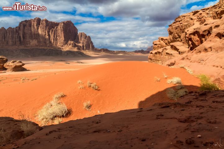 Immagine I paesaggi sconfinati del wadi Rum, il più vasto deserto della Giordania - © Kim Briers / Shutterstock.com