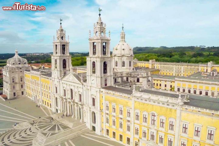 Immagine Il Palazzo Nazionale di Mafra è una delle più grandi costruzioni del Portogallo - wikipedia