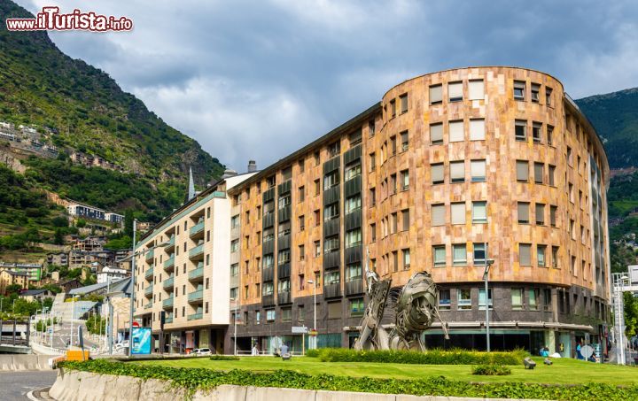 Immagine Palazzi a Andorra la Vella, capitale di Andorra. Paradiso fiscale e del commercio duty free, questa città è famosa anche per ospitare alcuni fra i più importanti impianti di scii di tutti i Pirenei - © Leonid Andronov / Shutterstock.com
