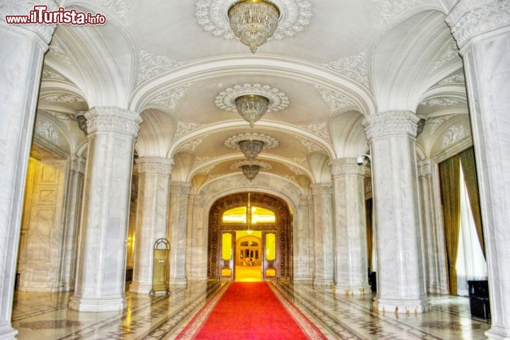 Immagine L'interno del Palazzo del Parlamento di Bucarest è principesco. Troverete marmo scintillante, cristallo, specchi e candelieri d'oro, velluto e broccato rifiniti in argento © Little_Desire / Shutterstock.com