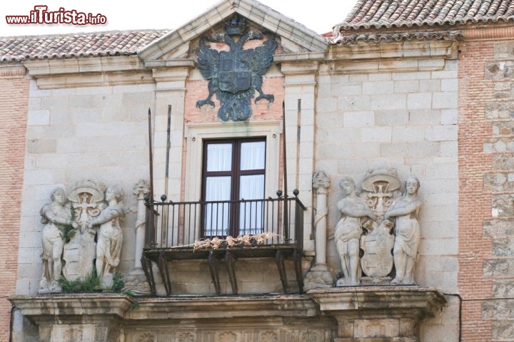Immagine Un palazzo storico nel centro di Toledo, Spagna, che alla sommità presenta lo stemma della città, con l'aquila ad ali spiegate- © TalyaPhoto / Shutterstock.com