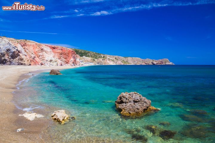 Immagine Paleochori: questa spiaggia, situata sulla costa meridionale di Milos, è nota per le sue sorgenti di calore nel sottosuolo, a testimonianza dell'attività vulcanica dell'isola - Foto © Josef Skacel / Shutterstock.com