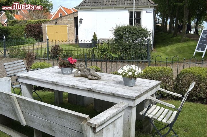 Immagine Panchina con angioletto, un dettaglio di un giardino di una casa a Sloten, in Olanda