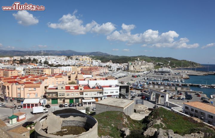 Immagine Panorama della città di Tarifa, Spagna. Una bella immagine di questo Comune della comunità autonoma dell'Andalusia, conosciuto anche per essere il più a sud di tutta l'Europa continentale - © Philip Lange / Shutterstock.com