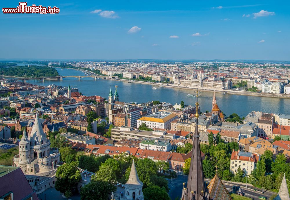 Immagine Panorama dei quartieri di Buda e di Pest, con il Danubio blu che taglia in due la città. Siamo a Budapest la capitale dell'Ungheria