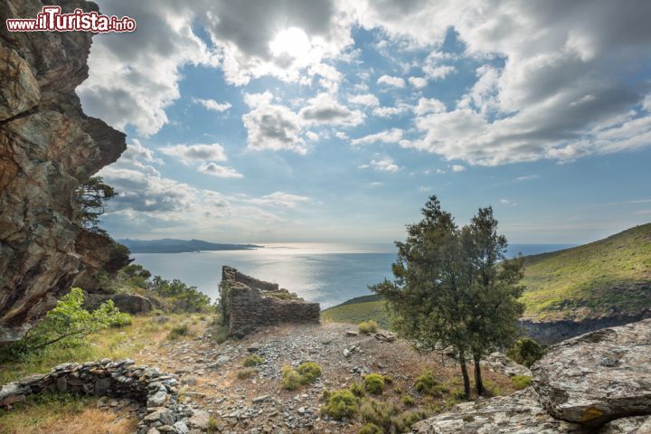 Immagine Panorama del Golfe de Saint Florent e rovine della minera di Farinole in Corsica
