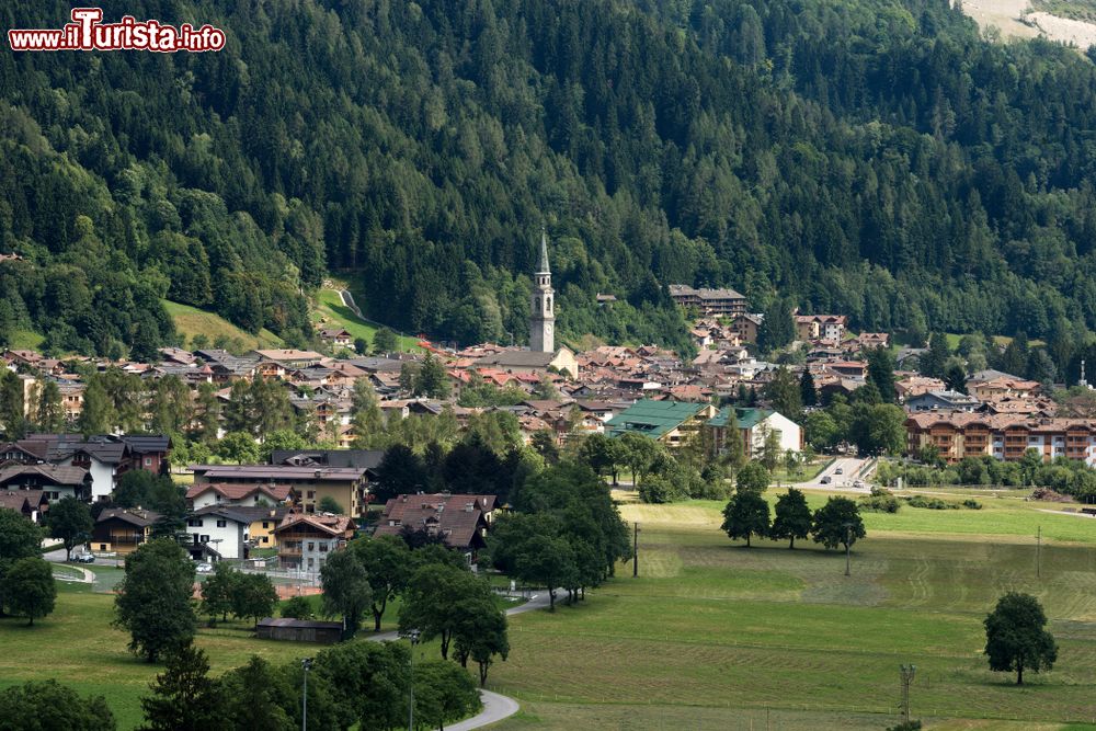 Immagine Panorama della piccola località di Pinzolo, Val Rendena, Trentino Alto Adige. Questo villaggio vanta origini antiche come testimonia la chiesa eretta probabilmente prima dell'anno Mille.