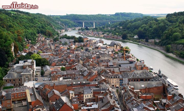Immagine Una veduta panoramica di Dinant (Belgio) dalla cittadella fortificata che domina la valle del fiume Mosa - foto © dnaveh / Shutterstock.com