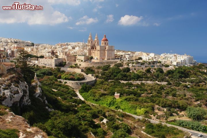 Immagine Panorama di Mellieha, Malta. Una bella immagine scattata dall'alto della cittadina di Casal Mellea, nome originario italiano di questa località, situata sulla parte più a nord di Malta - © Mildax / Shutterstock.com