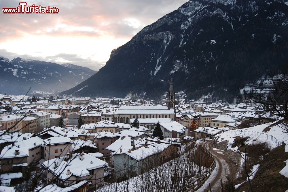 Immagine Panorama di Predazzo in inverno: il centro fotografato dopo una forte nevicata in Val di Fiemme, Trentino