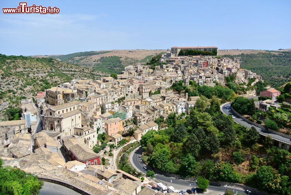 Immagine Panorama di Ragusa, Sicilia, Italia. L'origine del nome risale all'epoca bizantina e deriva precisamente dal termine Rogos che significa granaio per spiegare la ricchezza agricola della zona.
