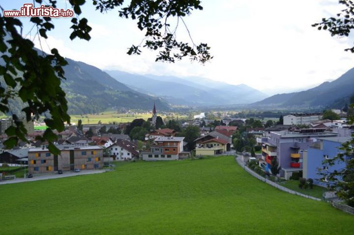 Immagine Panoramica di Jenbach e delle sue montagne: il comune di Jenbach, piccola ma caratteristica località del tirolo austriaco, è situato in una posizione non solo invidiabile dal punto di vista paesaggistico, ma anche incredibilmente favorevole per il turismo. Jenbach si trova infatti circondata dai Monti del Karwendel e da quelli della catena del Rofan, il che la rende una località perfetta per gli amanti degli sport invernali, del trekking, dell'arrampicata e, più semplicemente, delle passeggiate all'aria aperta. 