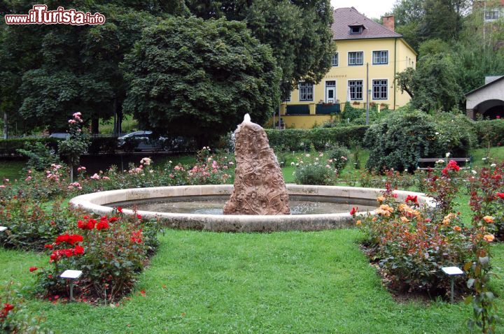 Immagine Parco con fontana a Bad Sauerbrunn in Austria - © Bad Sauerbrunn / Shutterstock.com