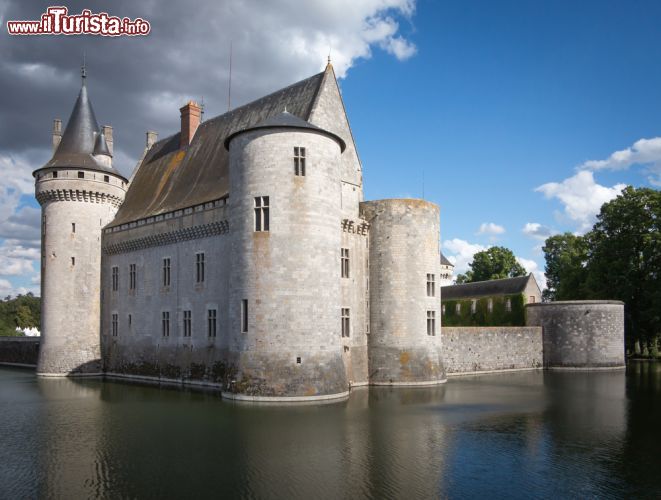 Immagine Particolare del castello di Sully nella valle della Loira - © wiktord / Shutterstock.com
