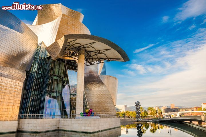 Immagine Un particolare della struttura del Guggenheim Museum di Bilbao (Paesi Baschi, Spagna) durante una giornata di sole, con i raggi che si riflettono sulla sua superficie - foto © Belyay / Shutterstock