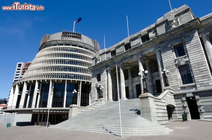 Immagine Un particolare del Parlamento della Nuova Zelanda, a Wellington: l'edificio è detto Beehive, "alveare", per la sua forma caratteristica  - © ChameleonsEye / Shutterstock.com
