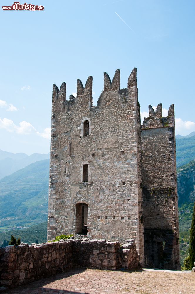 Immagine Particolare del vecchio castello di Arco, Trentino. Fra le fortezze medievali più belle e suggestive di tutto l'arco alpino, il castello fu costruito dai conti d'Arco sulla cima di una torre rocciosa che domina la piana del fiume Sarca.
