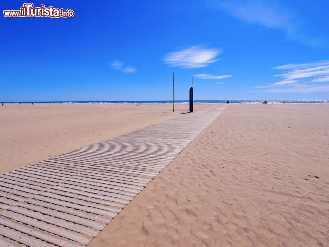 Immagine Particolare della spiaggia di Castelldefels, Spagna - L'immensa distesa di sabbia fine che caratterizza il tratto costiero di questa cittadina situata nelle vicinanze di Barcellona © Karol Kozlowski / Shutterstock.com