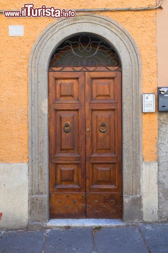 Immagine Particolare di una porta a Bagnaia, Viterbo (Lazio).
