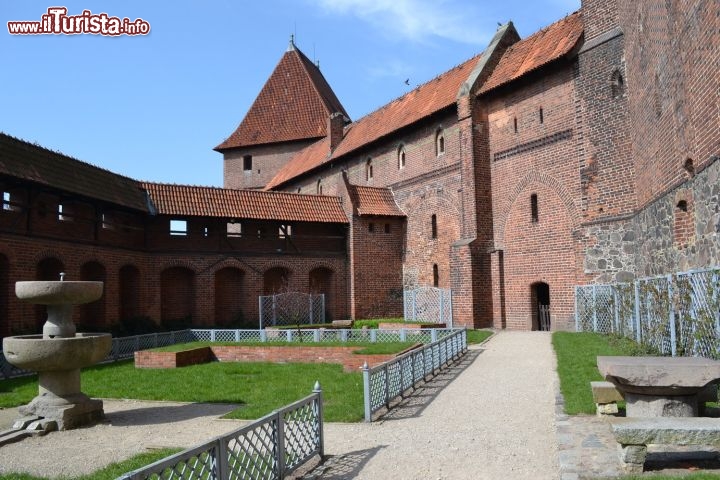 Immagine Patio nel Castello di Malbork: è uno dei tanti spazi verdi all'interno del complesso del castello, perfettamente curato, dove dapprima i monaci e poi i re polacchi usavano rilassarsi.