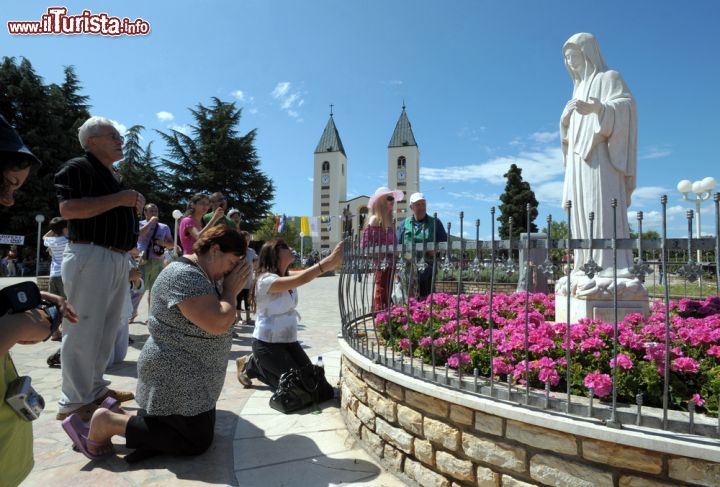 Immagine Pellegrini in preghiera nel piazzale della chiesa di Medjugorje in Bosnia Erzegovina - © bibiphoto / Shutterstock.com