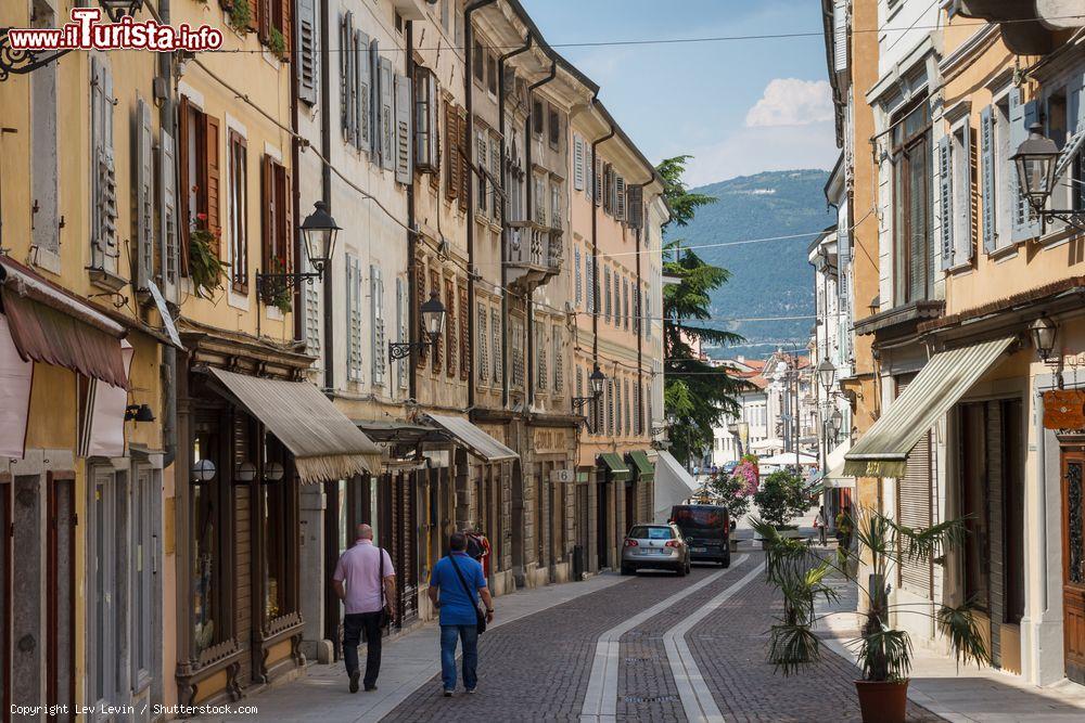 Immagine Persone a passeggio in una strada nella vecchia città di Gorizia, Friuli Venezia Giulia, Italia - © Lev Levin / Shutterstock.com