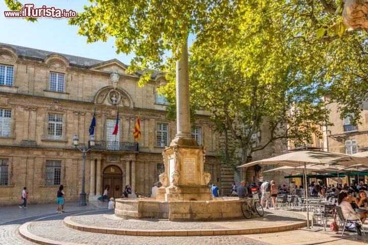 Immagine Piazza del Municipio ad Aix-en-Provence, Francia - La piazza che ospita l'Hotel de Ville di Aix en Provence è uno dei luoghi più suggestivi da visitare durante un tour a piedi di Aix. E, terminata la passeggiata, ci si può sedere ad uno dei tavolini dei locali per assaporare una delle tante specialità gastronomiche francesi © milosk50 / Shutterstock.com