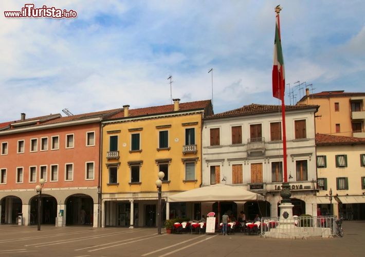 Immagine Piazza Erminio Ferretto a Mestre, è considerata il "Salotto di Venezia", una delle piazze più interessanti del Veneto - © velirina / Shutterstock.com
