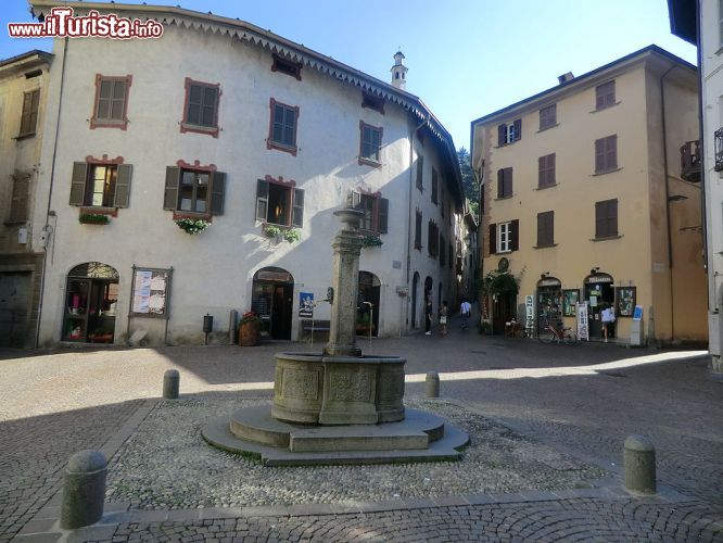 Immagine Piazza Marconi detta la piazza delle te fontane a Morbegno - © BARA1994 - CC BY-SA 3.0 - Wikipedia