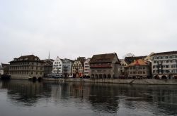 Il quartiere di Niederdorf sulle sponde del fiume Limmat in pieno centro a Zurigo