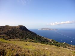 Levanzo visto dall'isola di Favignana, Sicilia. Uno scorcio fotografico di Levanzo, la più piccola delle Egadi, vista dall'alto di Favignana


