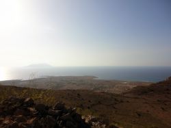 Paesaggio brullo sull'isola di Favignana, Sicilia. La parte nord occidentale dell'isola è la più aspra e selvaggia, caratterizzat da scarsa vegetazione. Sullo sfondo, l'isola ...
