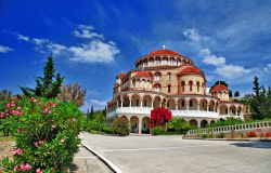 Agios Nectarios è una delle chiese  piu fotografate di Egina (Aegina) l'isola ad est del Peloponneso in Grecia (Golfo del Saronico) - © leoks / Shutterstock.com