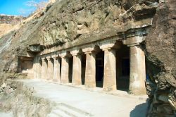 Ajanta Caves le grotte con i templi buddisti scavati nelle rocce, stato di Maharashtra in india - © Aleksandar Todorovic / Shutterstock.com