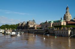 Alluvione Dresda (Dresden Flood) il fiume Elba sfiora la zona del centro storico e dello Zwinger - © Fexel / Shutterstock.com