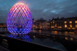 La magia della capitale olandese durante l'Amsterdam Light Festival - Luci e installazioni colorate abbelliscono anche di notte la moderna e all'avangurdia Amsterdam © Rob van Esch ...