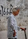 Anziana cinese a passeggio per le vie di Tongli in Cina