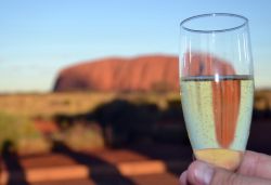 Aperitivo ad Ayers Rock, in Australia - Il momento del tramonto ad Uluru è sicuramente uno dei più attesi da ogni viaggiatore. E' usanza consolidata gustare un fresco e piacevole ...