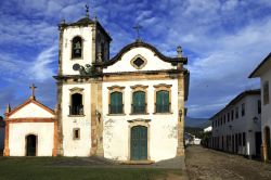Architettura coloniale in Brasile: la Chiesa di Santa Rita a Paraty, nello stato di Rio de Janeiro - © Luiz Rocha / Shutterstock.com